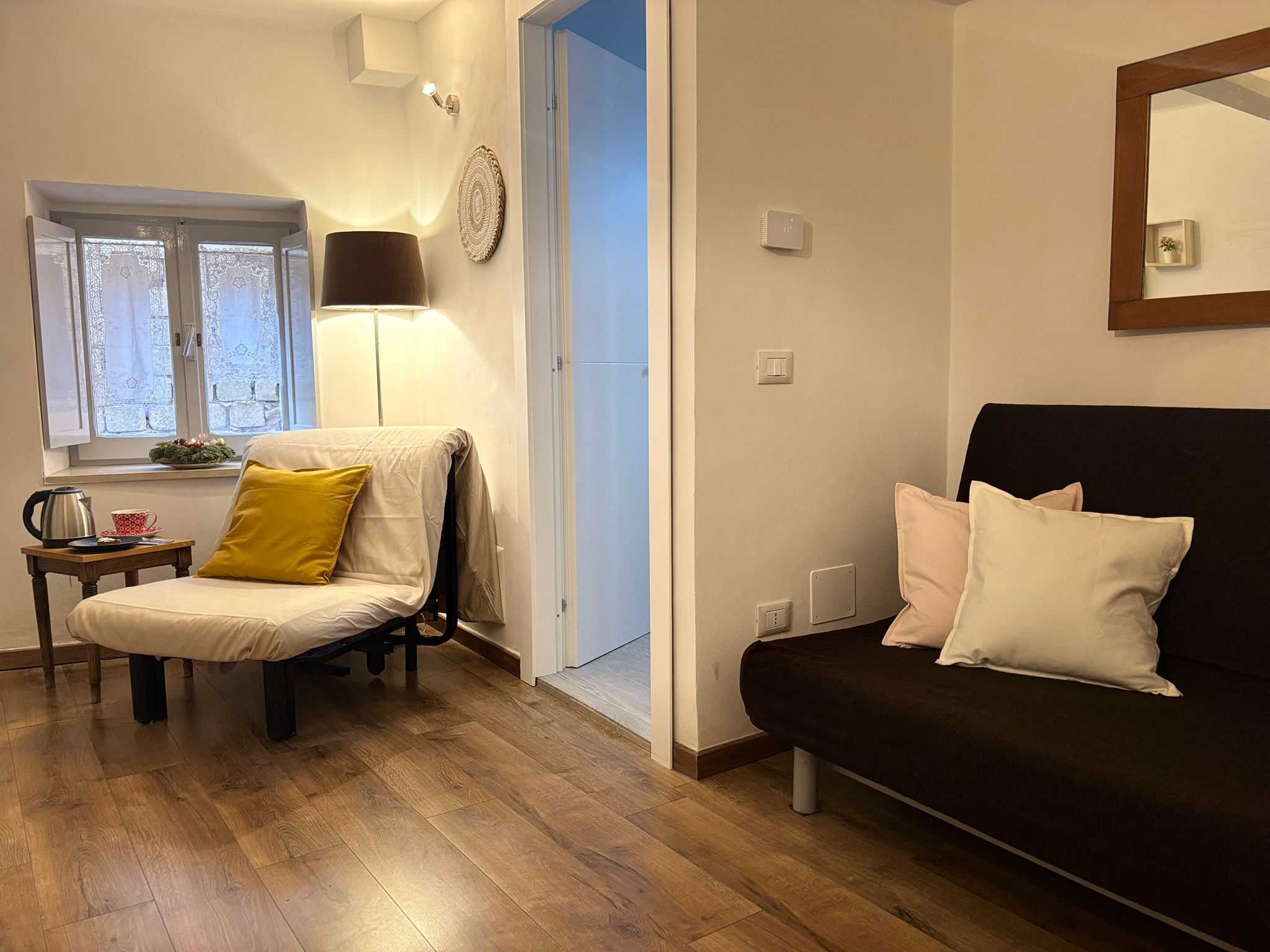 Soggiorno con doppio divano e decorazione a parete